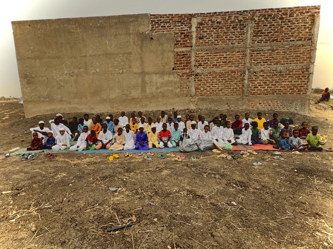 Groupe d’enfants assis devant la khalwa